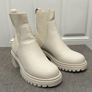 NWOT Steve Madden Holley Booties. Size 7. Never worn.